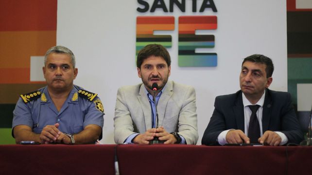 Pullaro esta mañana junto a los comisarios Amaya y Corbellini