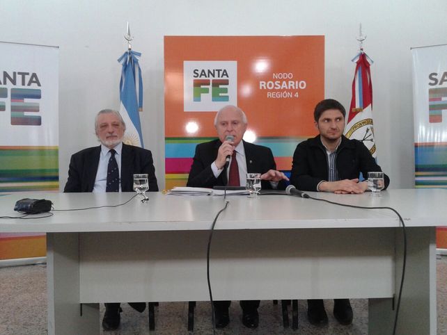 El gobernador Miguel Lifschitz brindó una conferencia de prensa acompañado por los ministros Maximiliano Pullaro y Ricardo Silberstein (Foto: Néstor Juncos) &nbsp;