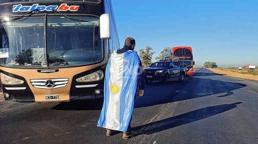 Transportistas continúan con la protesta y cortan media calzada de la autopista Santa Fe-Rosario