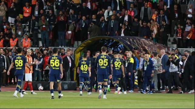 Los juveniles de Fenerbahçe que se presentaron al partido se retiran del campo de juego a los pocos segundos del partido.