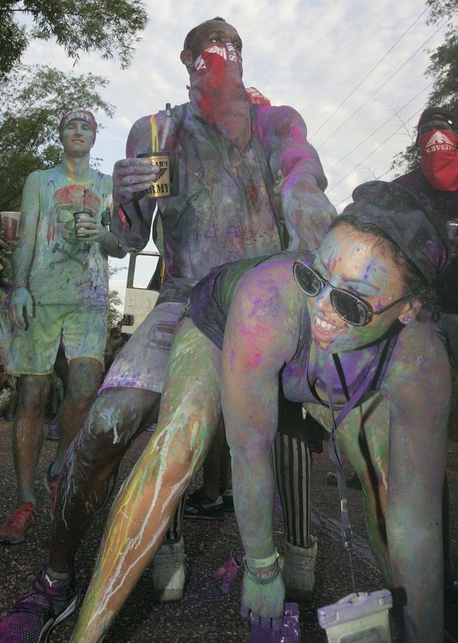 Polémica por las fotos de Usain Bolt en el carnaval de Trinidad y Tobago