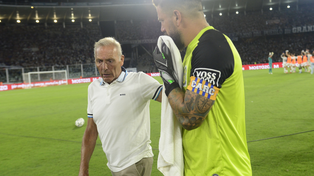 ¿Y ahora? Russo habla con Fatura Broun, lo mejor de Central pese a los goles que le hicieron en Córdoba. El equipo auriazul mostró una faceta defensiva preocupante.