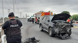 En primer plano se observa la camioneta Toyota cuyo conductor se encontró de golpe con un auto que venía en cortamano. Al fondo, el coche que era conducido por la víctima.