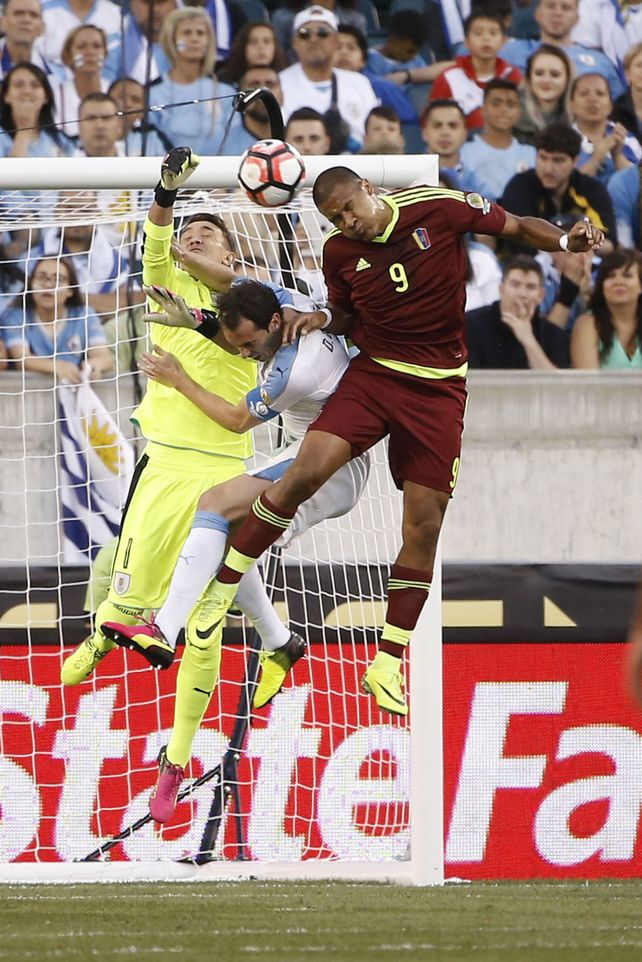 El venezolano Rondónn le gana el salto al uruguayo Diego Godín.