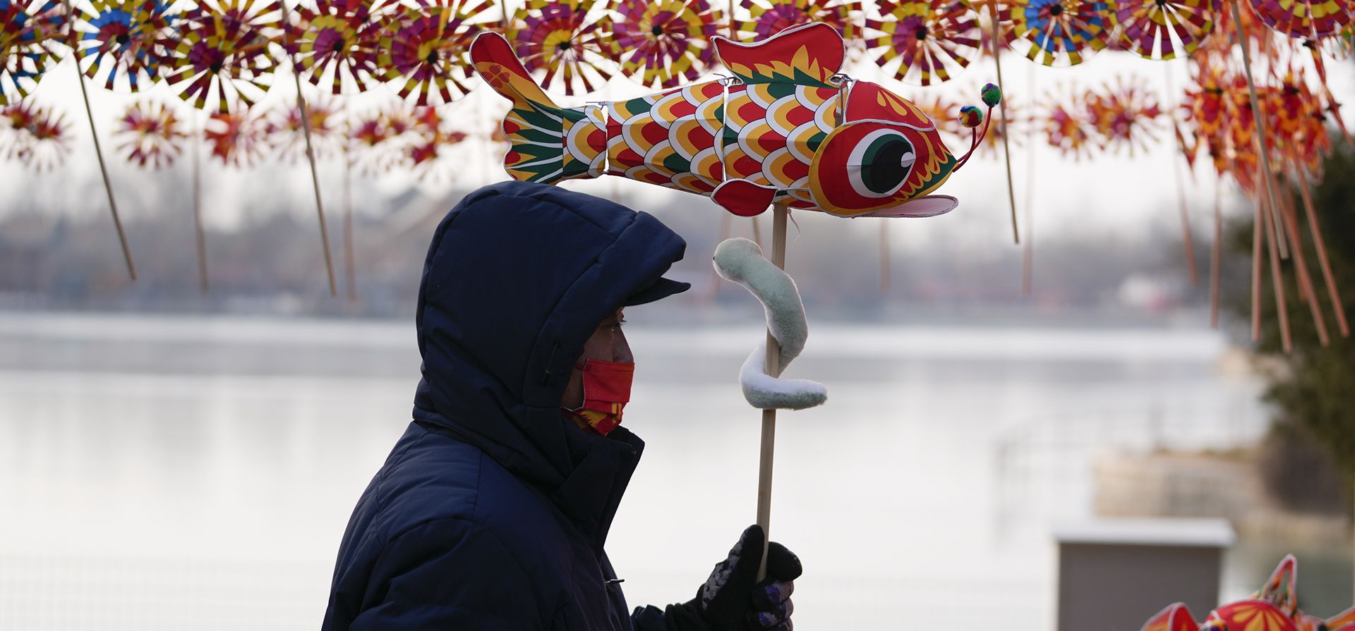 Un vendedor vende peces de plástico durante la Feria del Templo del Parque Longtan, el segundo día del Año Nuevo Lunar en Beijing, el jueves 30 de enero de 2025. (Foto AP/Aaron Favila) Un vendedor vende peces de plástico durante la Feria del Templo del Parque Longtan, el segundo día del Año Nuevo Lunar en Beijing, el jueves 30 de enero de 2025. (Foto AP/Aaron Favila)