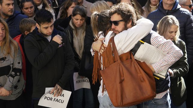 Entre dolor y abrazos, la comunidad del Jockey club acompañó a los padres de Facundo Gorga en un abrazo solidario a la sede del Jockey Club.