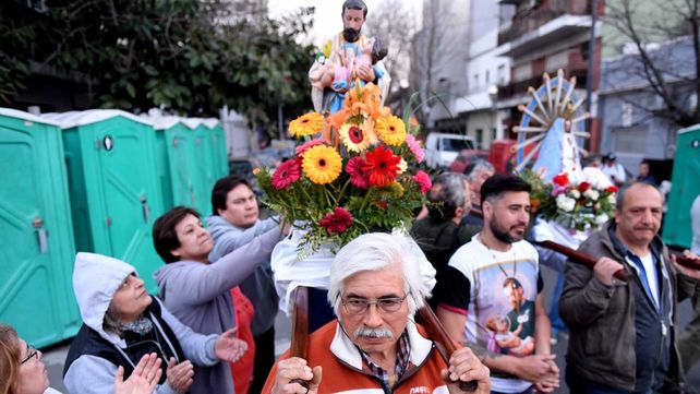 San Cayetano: miles de fieles se movilizan para pedirle al santo cristiano por trabajo y salud