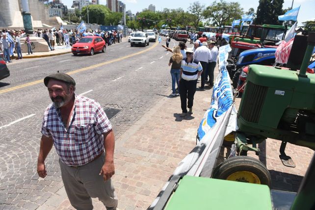 El tractorazo de productores llegó al Monumento a la Bandera