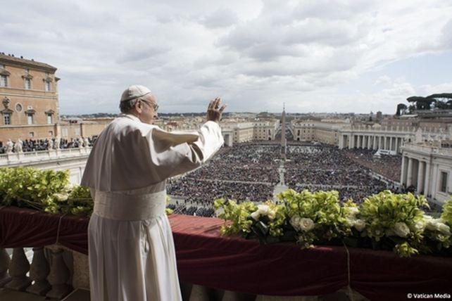 urbi et orbi. Francisco celebró la misa de Pascua ayer en San Pedro.