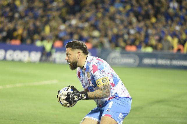 En el partido, Fatura Broun luce como siempre, con barba. En el vestuario le pasaron la maquinita.