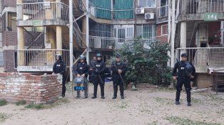 Allanamiento de la policía federal en barrio Centenario.