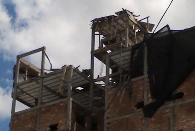 Seis muertos y cuatro heridos al derrumbarse un edificio en Corrientes