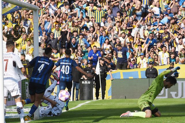 Buonanotte recibió una asistencia de Báez y definió de manera sutil. Fue el gol de empate canalla.
