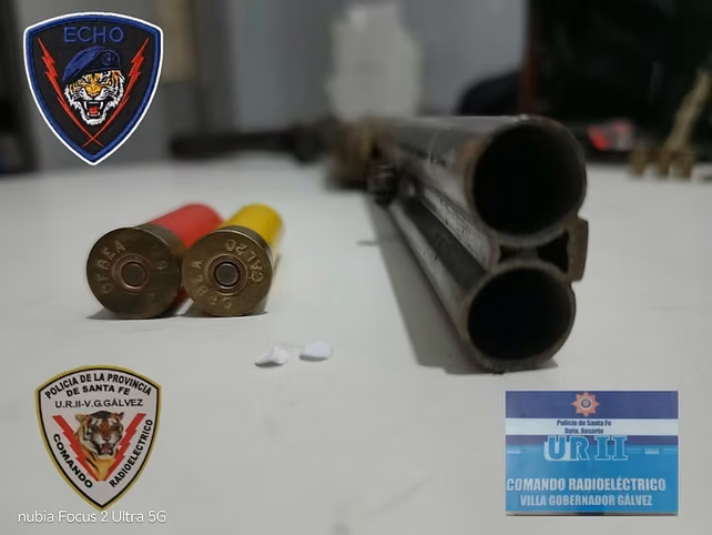 Secuestraron armas y polvo blanco que podría ser cocaína.