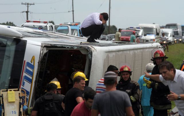 tragedia. El ómnibus volcó sobre su costado derecho