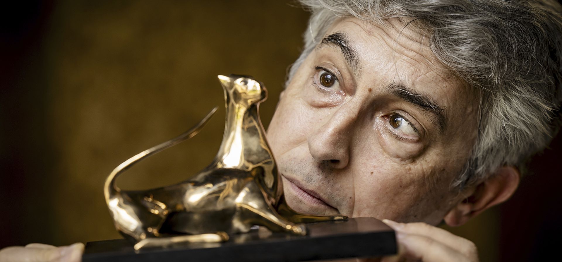 El director Alexander Payne posa con el premio El director Alexander Payne posa con el premio