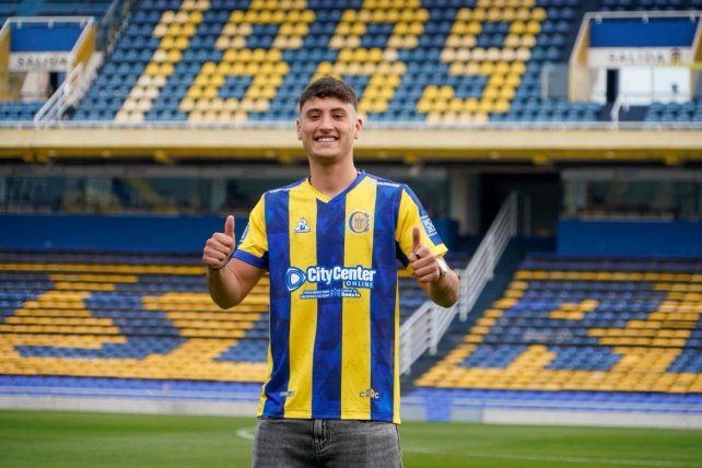 Alejo Veliz posó con la camiseta de Central en el Gigante de Arroyito.