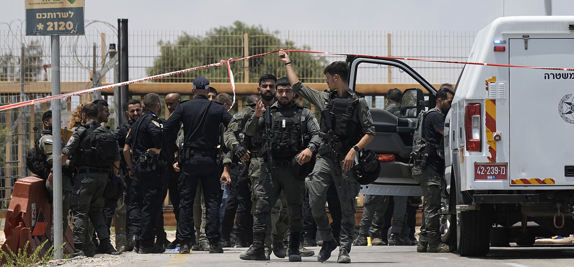 La policía israelí investiga un intento de ataque con arma blanca en la entrada de Netiv Haasara, al norte de la frontera con Gaza en el sur de Israel, el lunes 22 de julio de 2024. El ejército israelí dijo que una persona murió después de intentar apuñalar a las fuerzas de seguridad israelíes con un cuchillo. el lunes por la mañana. (Foto AP/Tsafrir Abayov) La policía israelí investiga un intento de ataque con arma blanca en la entrada de Netiv Haasara, al norte de la frontera con Gaza en el sur de Israel, el lunes 22 de julio de 2024. El ejército israelí dijo que una persona murió después de intentar apuñalar a las fuerzas de seguridad israelíes con un cuchillo. el lunes por la mañana. (Foto AP/Tsafrir Abayov)