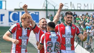 Sarmiento ganó y sigue con chances de quedarse en Primera.