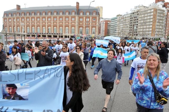 reclamo. Manifestación de familiares de los tripulantes por la rambla marplatense.
