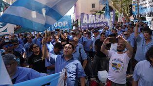 Movimiento obrero. La renovada CGT Rosario debutó con un acto breve pero intenso en la Plaza 25 de Mayo. Fuerte presencia de sindicatos.