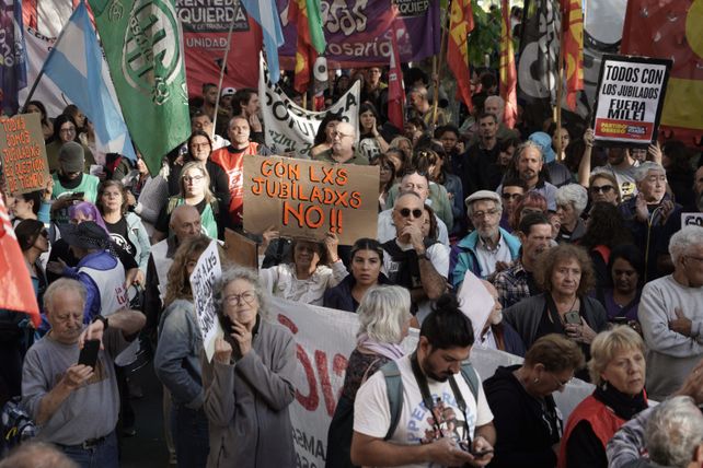 Los manifestantes portaron carteles con consignas a favor de los reclamos de los jubilados.