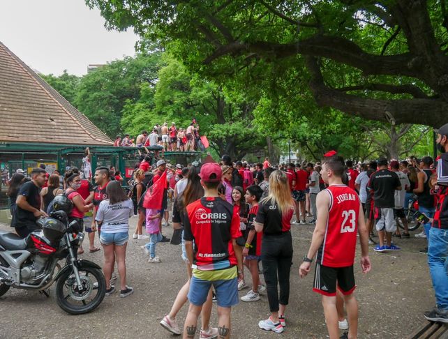 Los hinchas coparon el Parque Independencia en la previa del choque con Boca
