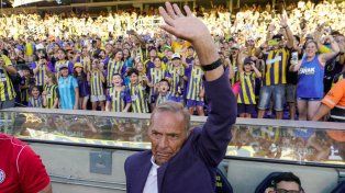 Miguel Russo, emocionado, en su vuelta al Gigante de Arroyito.