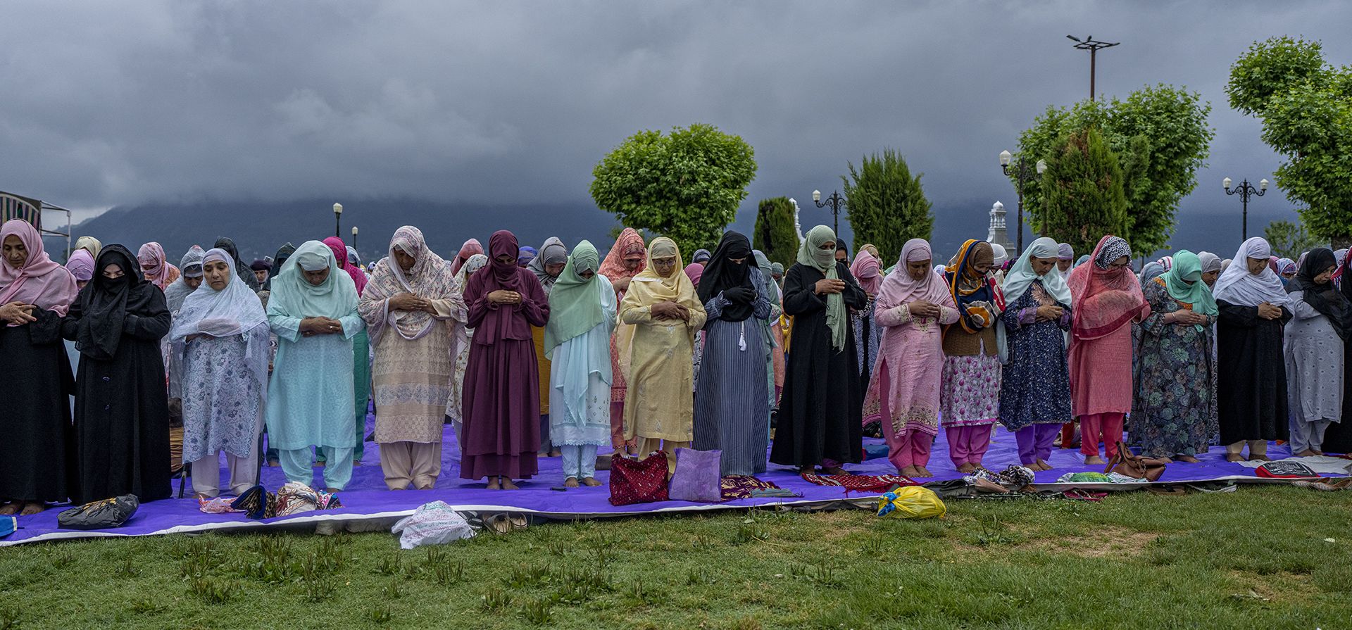 Mujeres musulmanas de Cachemira ofrecen oraciones en el aniversario de la muerte de Hazrat Usman Ghani, el tercer califa del Islam, en el santuario de Hazratbal en Srinagar, Cachemira controlada por la India, el viernes 7 de julio de 2023. (AP Photo/Dar Yasin) Mujeres musulmanas de Cachemira ofrecen oraciones en el aniversario de la muerte de Hazrat Usman Ghani, el tercer califa del Islam, en el santuario de Hazratbal en Srinagar, Cachemira controlada por la India, el viernes 7 de julio de 2023. (AP Photo/Dar Yasin)