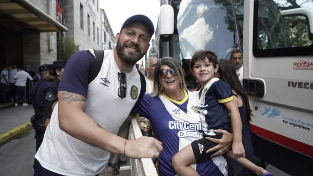 Hinchas canallas le dieron la bienvenida al plantel de Central en su arribo a Salta