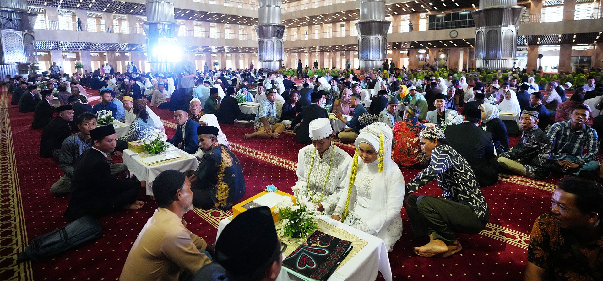 Novios se preparan para una ceremonia nupcial multitudinaria en la mezquita Istiqlal de Yakarta, Indonesia, el miércoles 3 de diciembre de 2025. (Foto AP/Tatan Syuflana) Novios se preparan para una ceremonia nupcial multitudinaria en la mezquita Istiqlal de Yakarta, Indonesia, el miércoles 3 de diciembre de 2025. (Foto AP/Tatan Syuflana)