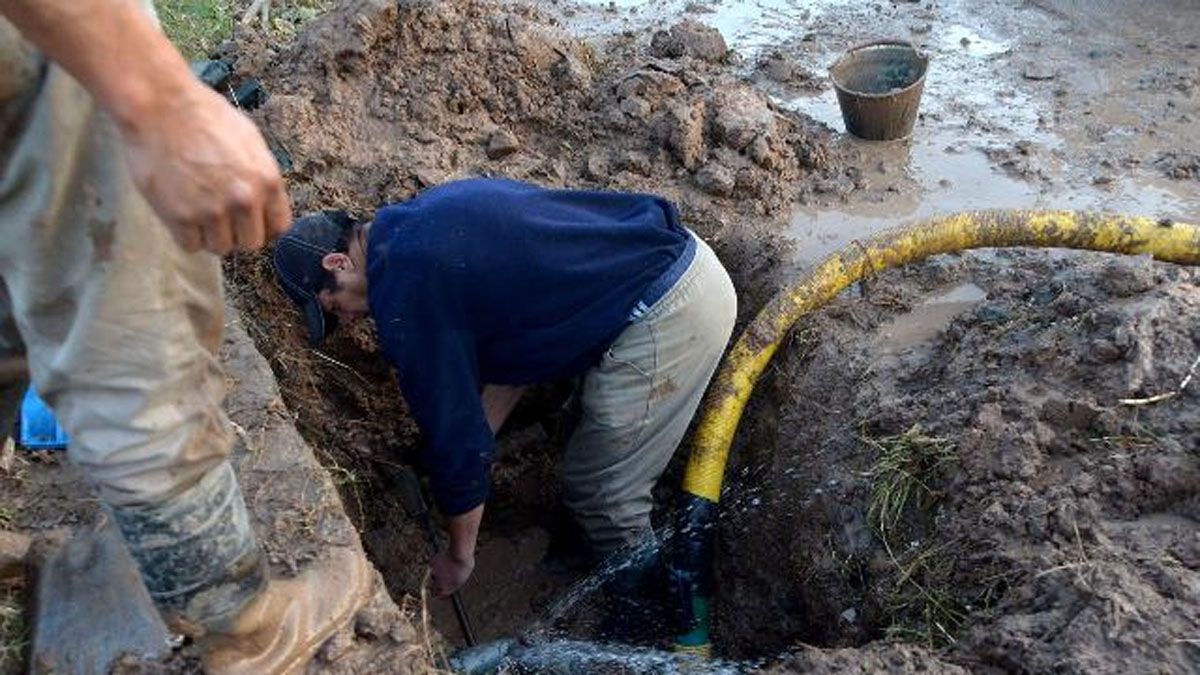 Corte de agua e interrupción del tránsito en un sector de Paraná por un ...