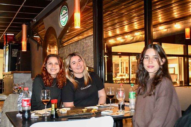 Guadalupe Canosa, Catalina Burbaud y Milagros Canosa