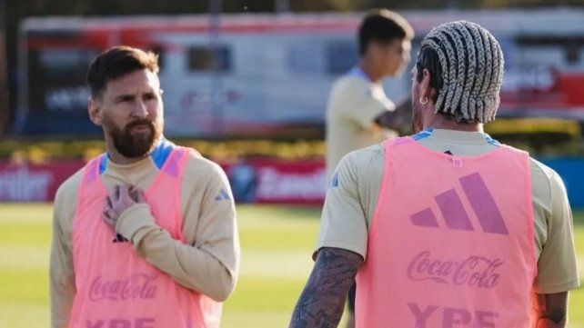 Lionel Messi y Rodrigo De Paul en la práctica de la Selección Argentina.