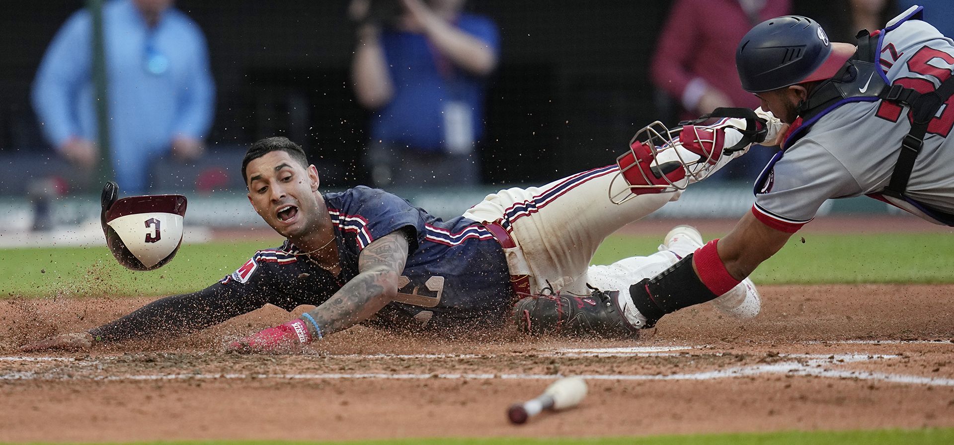 Brayan Rocchio, de los Guardianes de Cleveland, izquierda, anota a Keibert Ruiz de los Nacionales de Washington durante la tercera entrada de un juego de béisbol el viernes 31 de mayo de 2024 en Cleveland. (Foto AP/Sue Ogrocki) Brayan Rocchio, de los Guardianes de Cleveland, izquierda, anota a Keibert Ruiz de los Nacionales de Washington durante la tercera entrada de un juego de béisbol el viernes 31 de mayo de 2024 en Cleveland. (Foto AP/Sue Ogrocki)