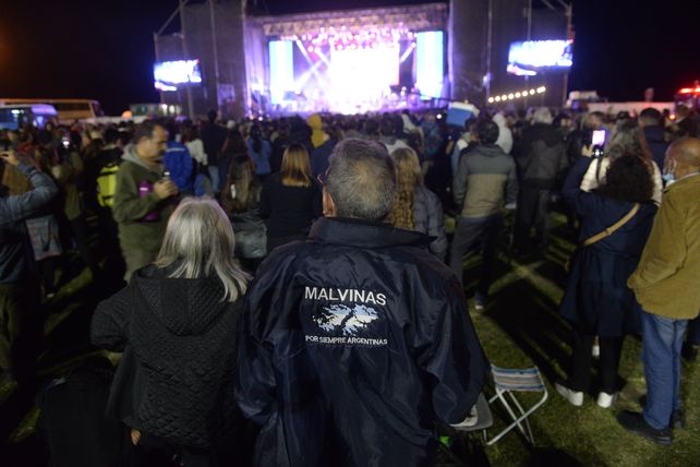 Una multitud participó de la vigilia por Malvinas.
