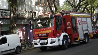 El operativo por el incendio comenzó al amanecer.