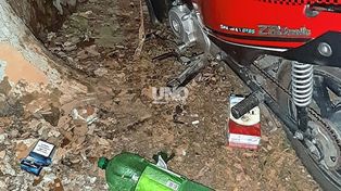 Un hombre y una mujer fueron detenidos mientras intentaban arrojar bebidas alcohólicas al patio de una comisaria 9º