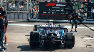 Trece minutos después de iniciada la P2, el Williams de Franco Colapinto sale a pista. Trece minutos después de iniciada la P2, el Williams de Franco Colapinto sale a pista.