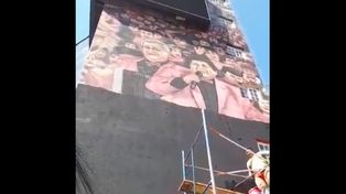 Video: no pudieron tapar el mural donde está Marcos Camino