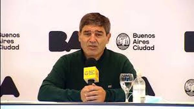 El gobierno convocó a expertos para evaluar la combinación de vacunas