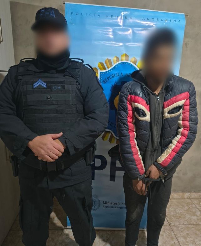 Uno de los detenidos durante el operativo.