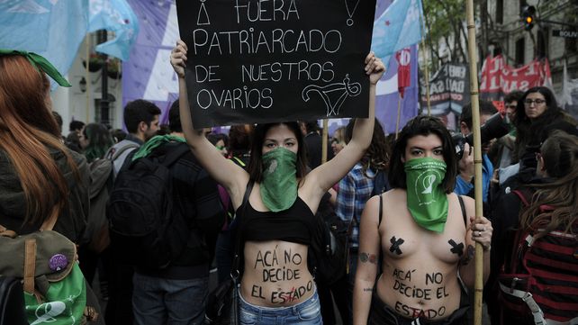 Protesta. Numerosas mujeres marcharon con sus pañuelos verdes.