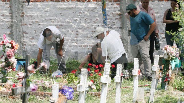 Antropólogos buscaron restos de desaparecidos en Paraná en 2006. Iosi estaba como custodio durante el procedimiento.