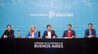 Axel Kicillof, junto a parte de su gabinete, dio una conferencia de prensa esta mañana para explicar por qué YPF decidió no hacer la inversión en la planta de GNL en la provincia de Buenos Aires.
