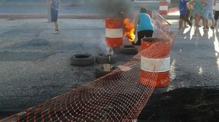 Vecinos del Tránsito realizan un corte por la falta de luz