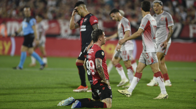 Ramírez se lamenta de que su cabezazo haya salido cerca del arco de Estudiantes