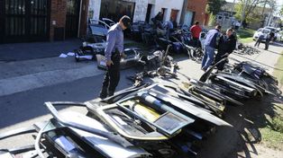Descubren un desarmadero de autos de alta gama robados en la zona sudoeste de la ciudad