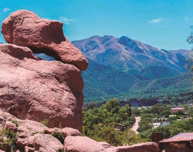 Capilla del Monte es un lugar tranquilo, entre las sierras cordobesas y cerca de otros pueblos atractivos para hacer turismo.