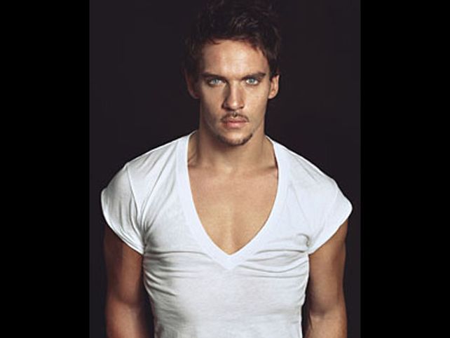 Una camiseta blanca hace a los hombres más atractivos